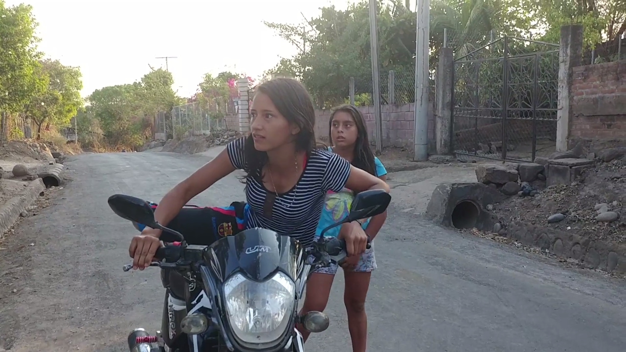 Monica y Nallely regresaron, Habrán caido?. Clases para conducir una motocicleta.Parte 2/3