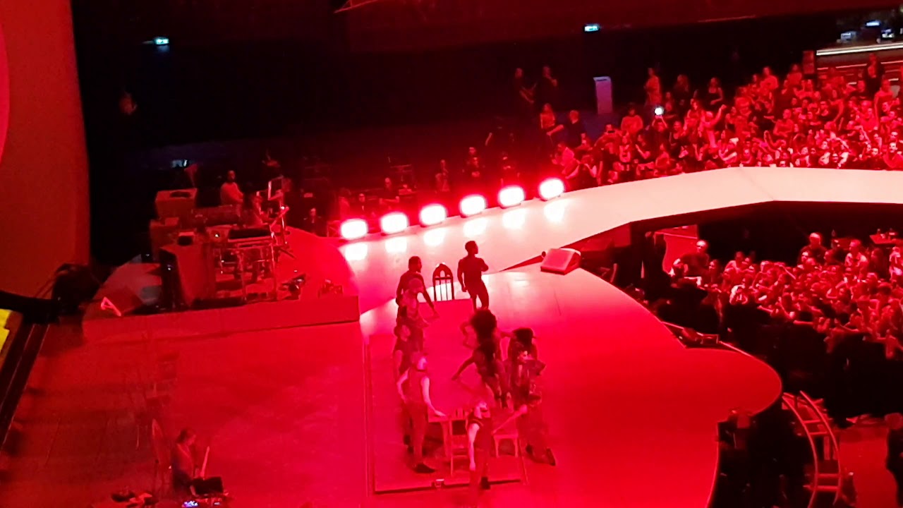 Ariana Grande - Raindrops + God Is A Woman (23-08-19 Amsterdam)
