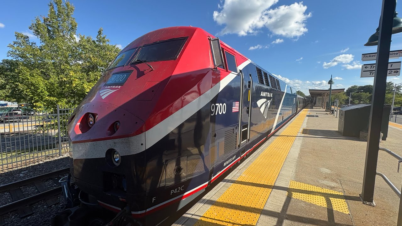 Amtrak 290 and 291 at Beacon featuring both P42C NPCU’s  9700 and 9701, and a loud hornshow.