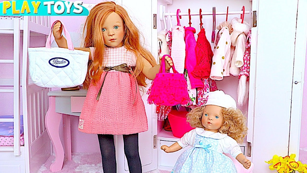 Dolls family Morning Routine with Dress up in Pink Bedroom! Play Toys