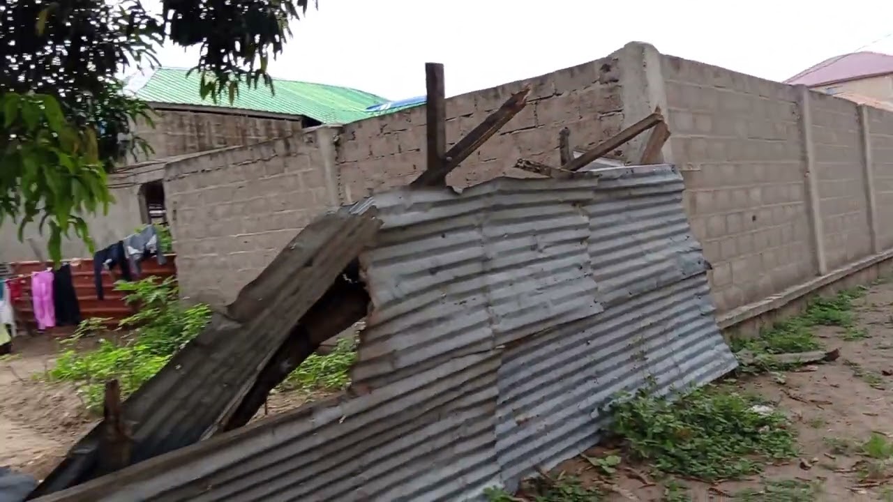 10m/25 avec une maison R+1, Mont Ngafula, +243844129914