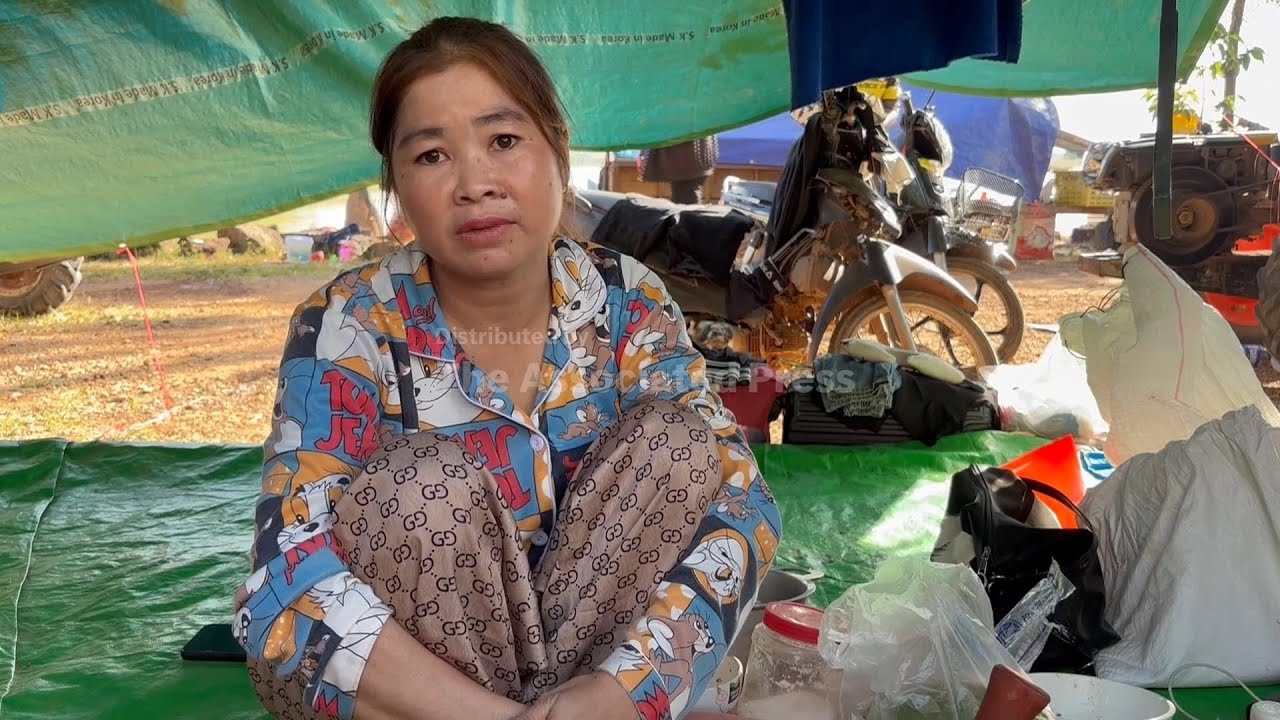 Cambodians continue to flee to camps along the border with Thailand