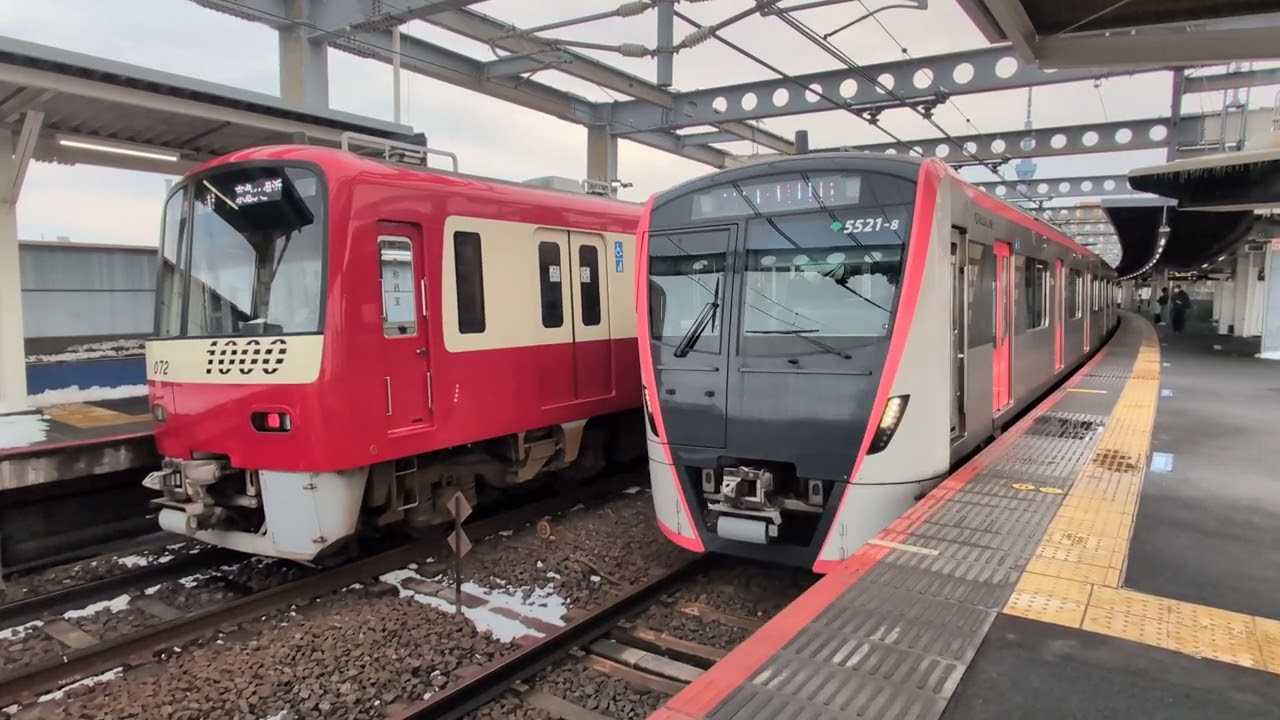 2月8日、15時37分、京成押上線八広駅1番線、京急新1000形1065〜1072普通京急久里浜行、2番線、都営5500形5521−8〜1普通印旛日本医大行着発