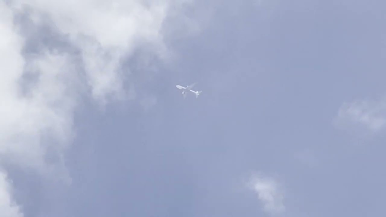 OE-LPC on approach for 25R as OS81 from Vienna