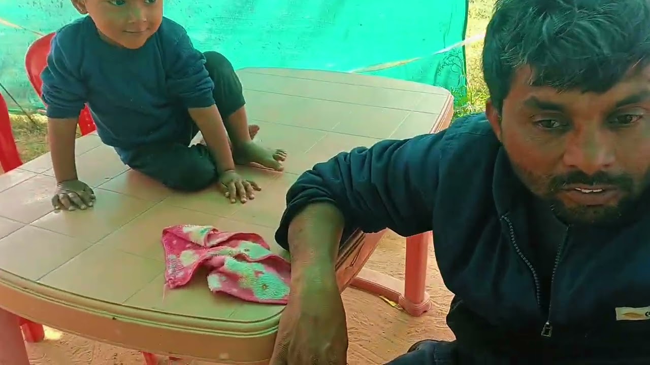 સિધ્ધરાજ અને  નાનો ભાઈ ઘુઘરા ખાવા માટે આયા