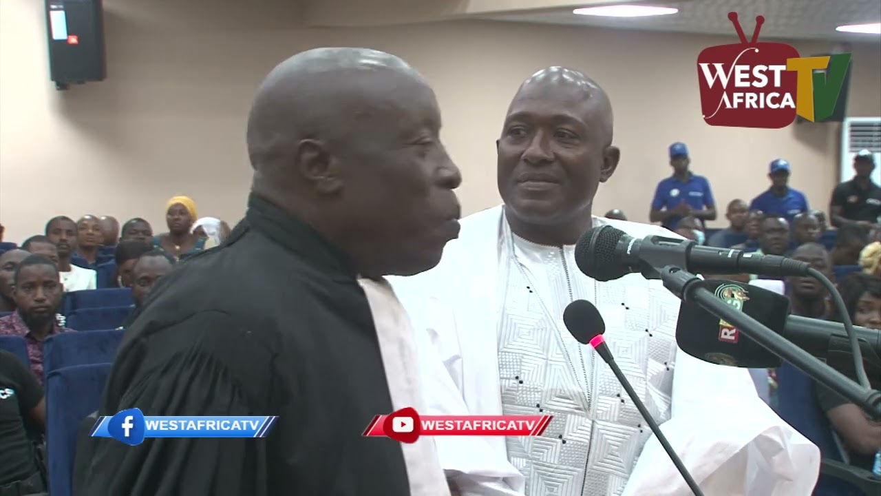 Maitre YOMBA acclamé dans la salle suite à une polémique des avocats