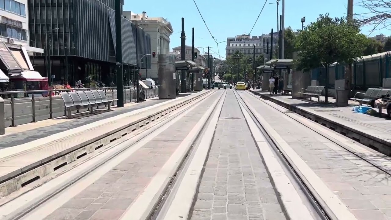 Πειραιάς 4.6.2025 -  Ο τερματικός τραμ στην Ακτή Ποσειδωνος … υπνωτήριο αστέγων και πάρκινγκ ταξί