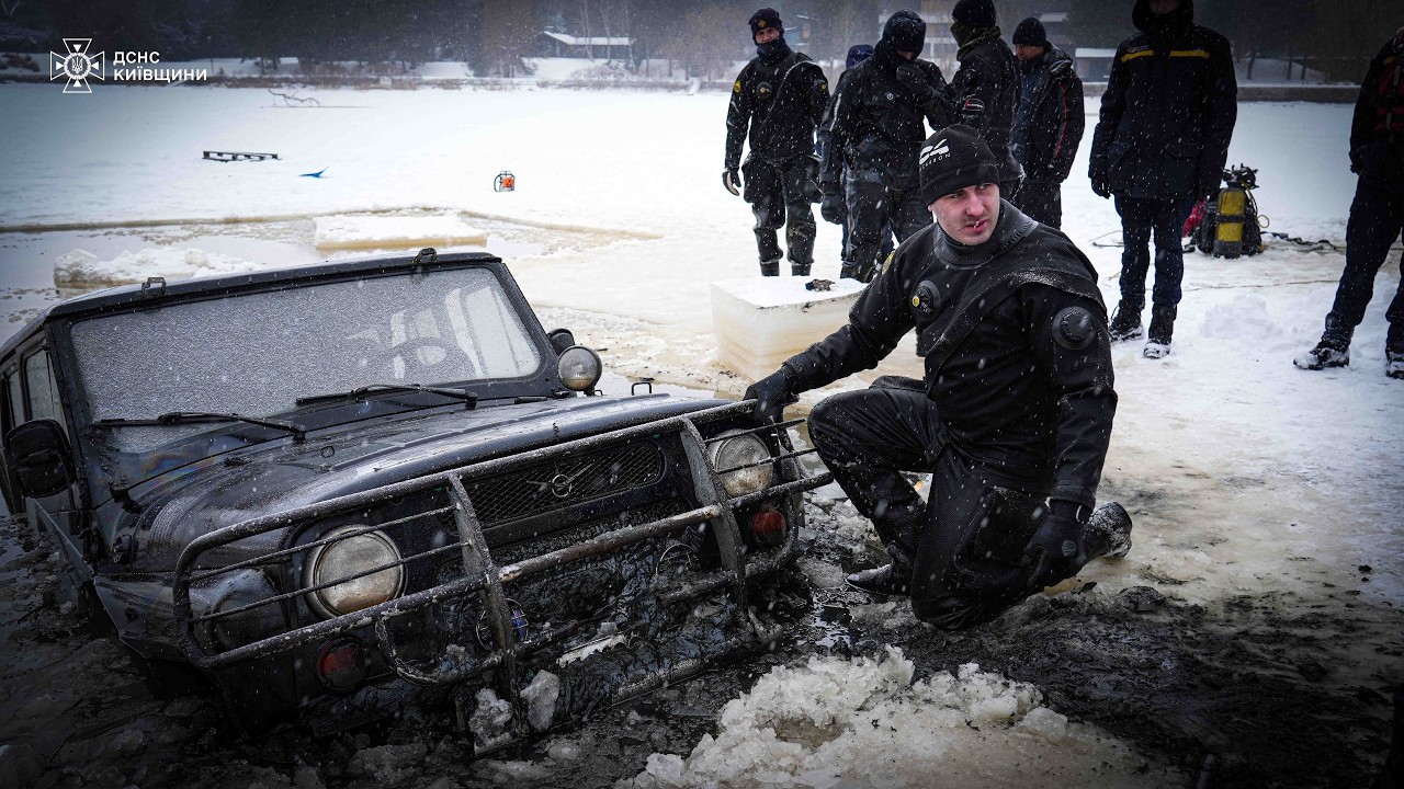 Смертельний дрифт під Києвом: рятувальники дістали авто з тілом водія з-під криги