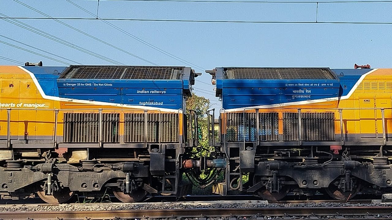 Unusual Diesel Locomotive Idle Humming || Headphones Recommended ! 