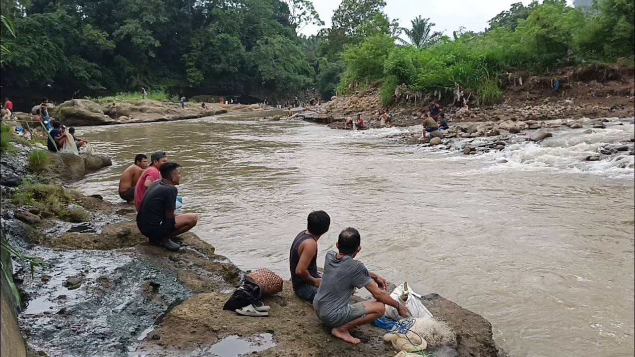 Jala Ikan Di Lubuk Larangan Batu Tippul, Airnya Deras Dan Dalam