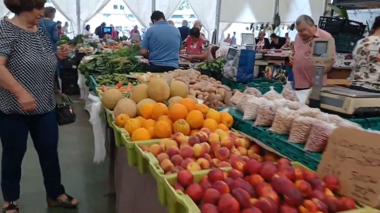 Mercado de Cascais em dia de Feira Semanal
