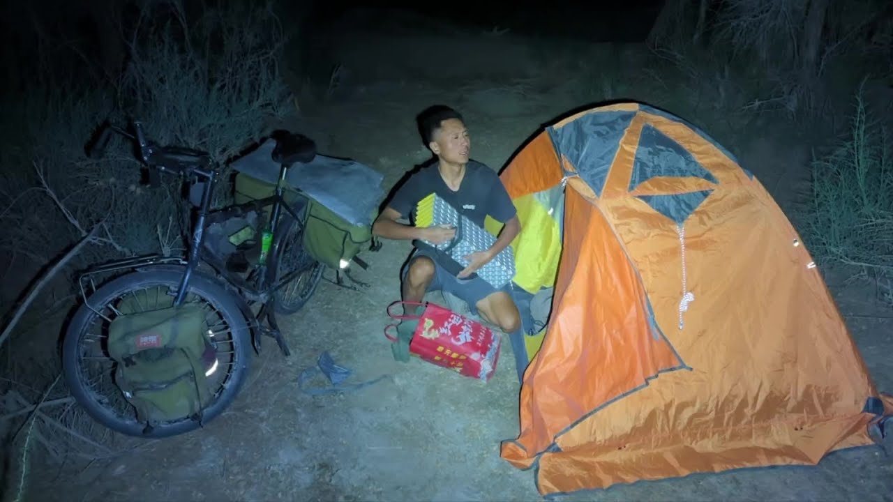骑行新疆139胡杨公路，来到小村子吃上烧烤，晚上露营野外过夜
