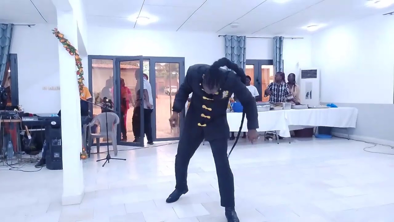 PLANSHE KATO LE CHINOIS DES NOIRS EN PRESTATION DE DÉMONSTRATION À BOUAKÉ 11 