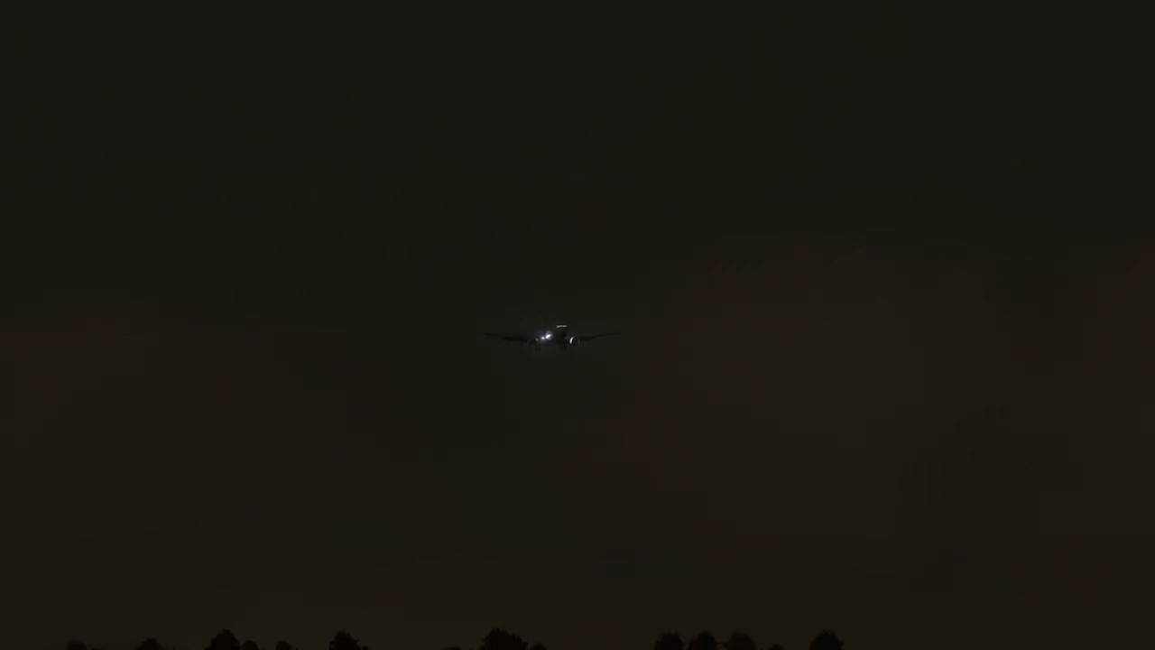 Landing at Budapest with ELAL'S Boeing 737-900