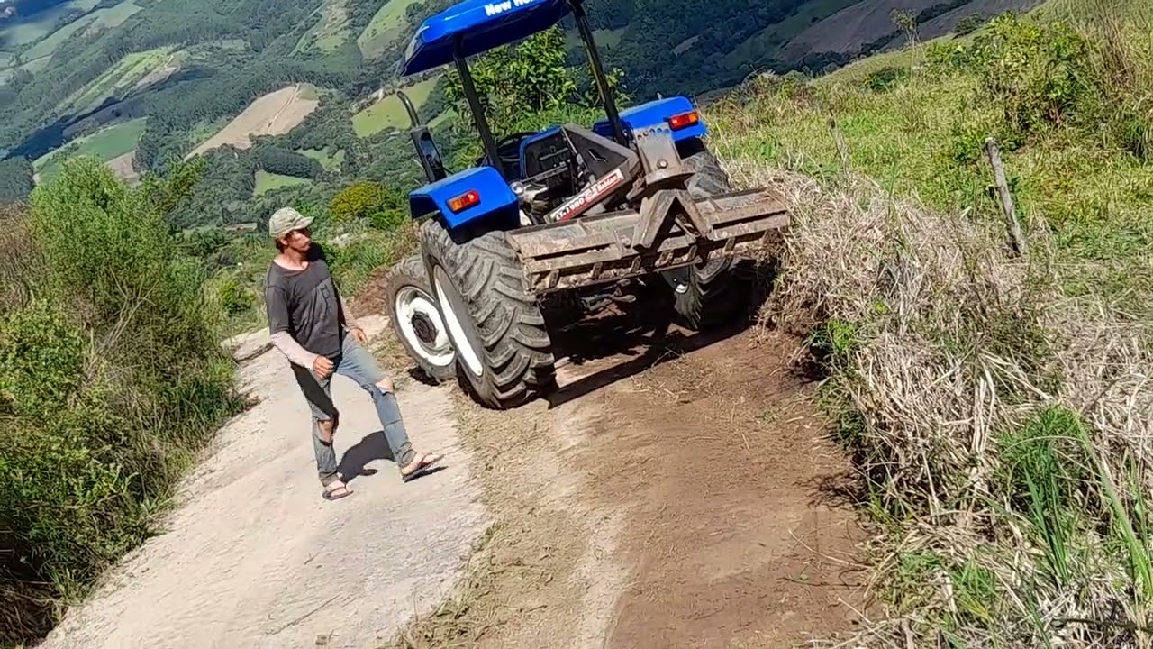 Arrumando estrada com lâmina de trator 🚜....