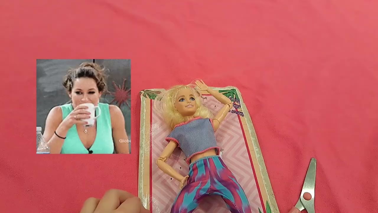 Eu abrindo a minha Barbie nova 🤩🥰