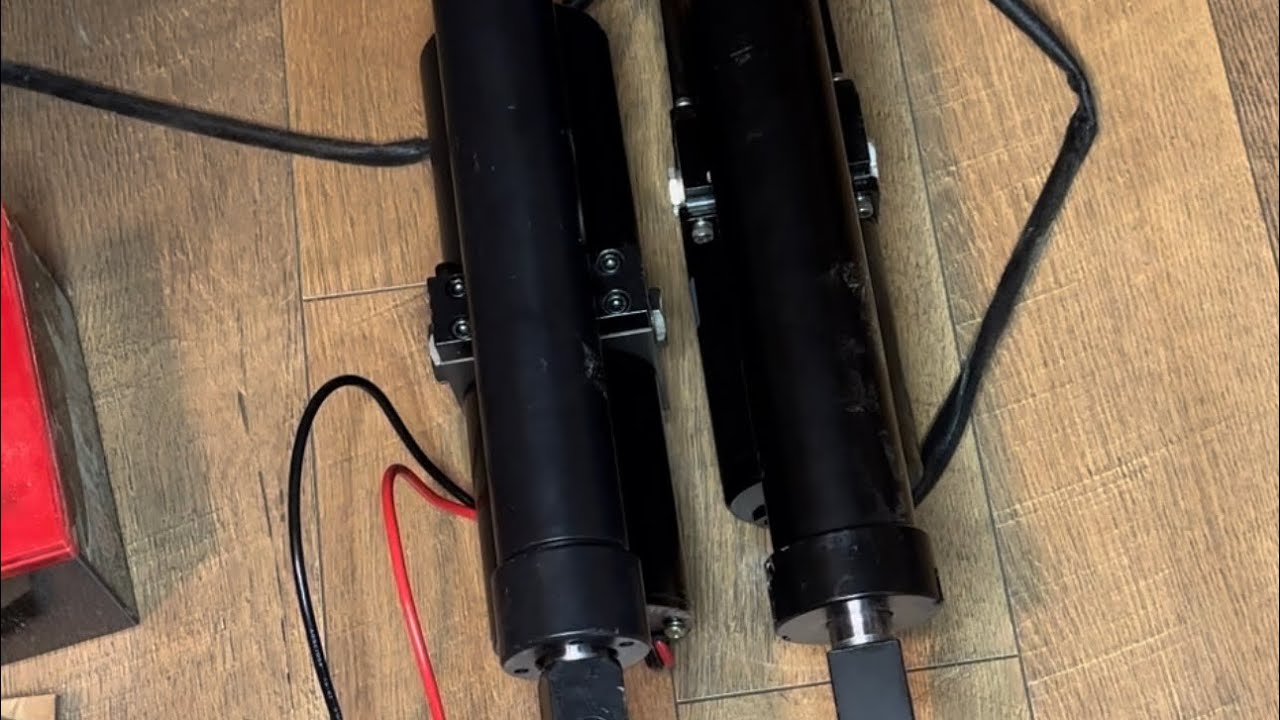 Comparison of 2 electric hydraulic cylinders