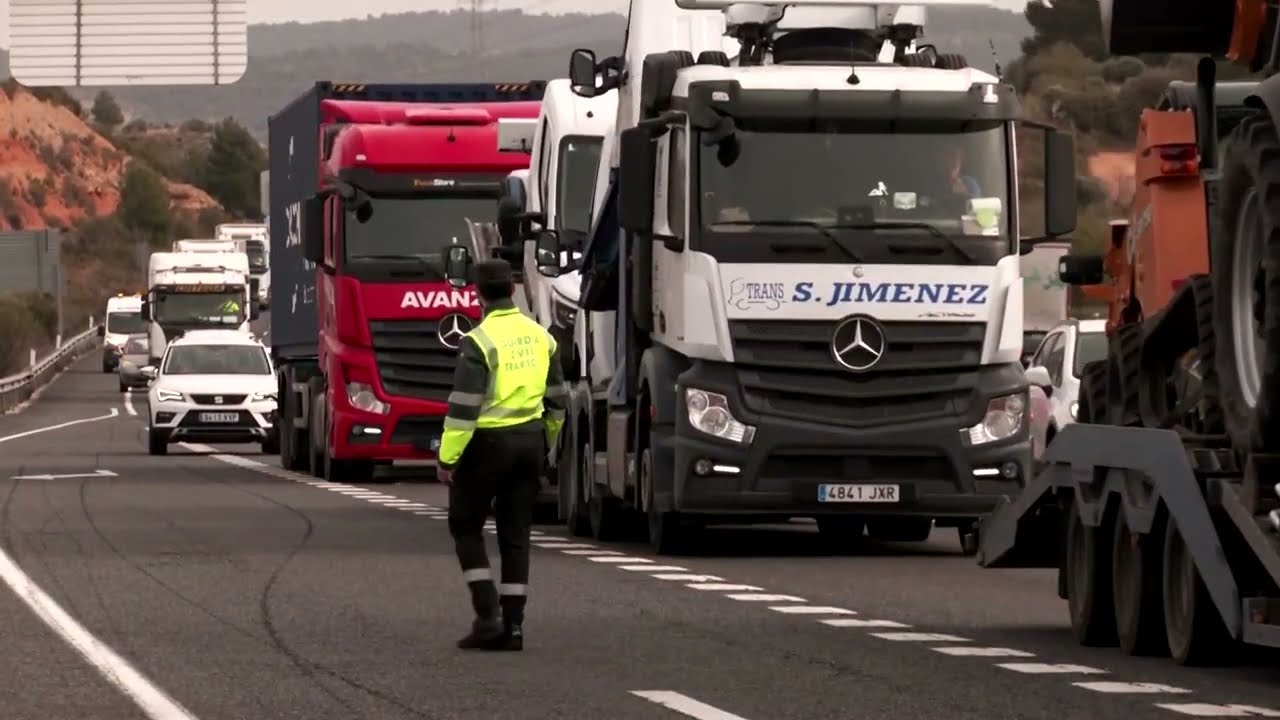 Protesting Spanish farmers block highways | REUTERS