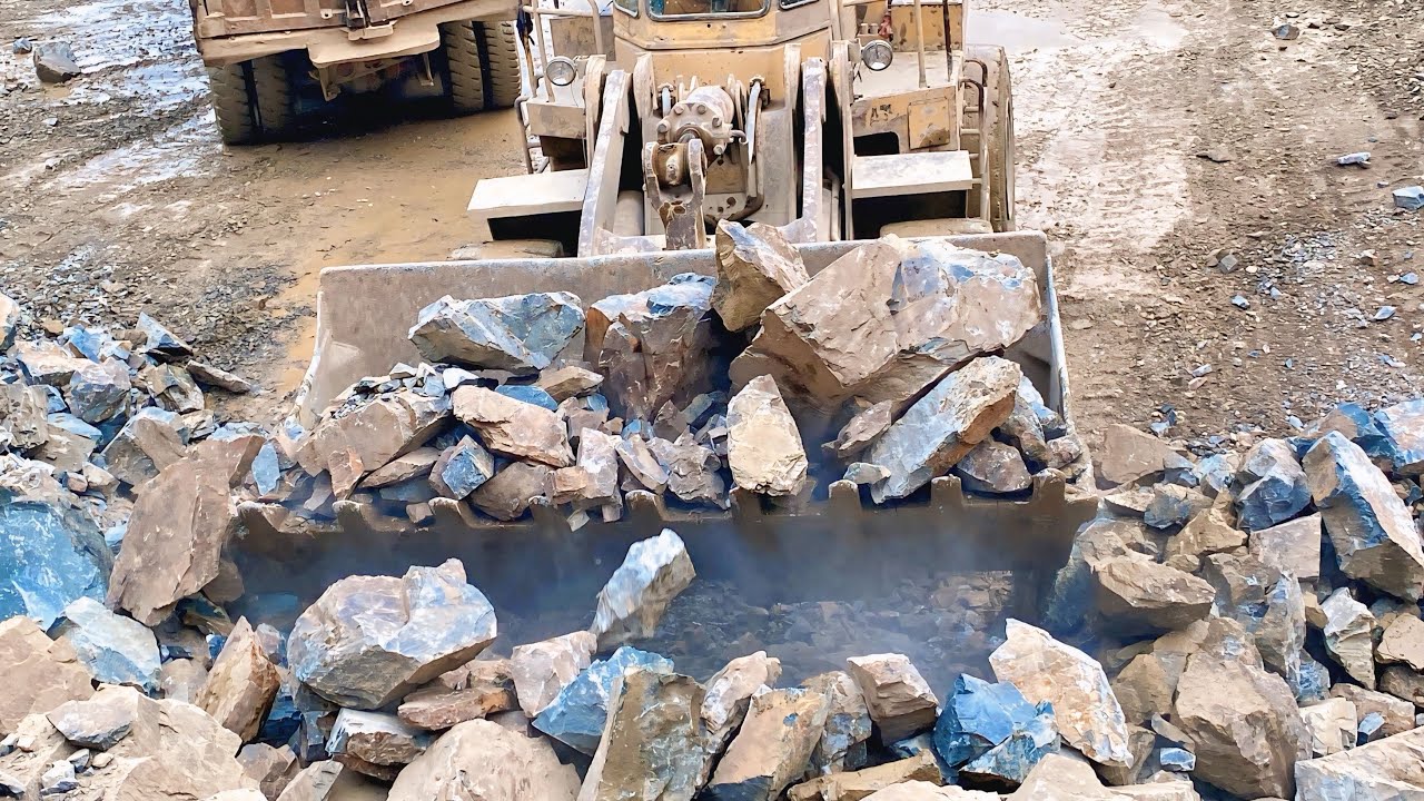 Very Biggest Stone 😳 The powerful Caterpillar 966 loaded for dumptruck 🗯️