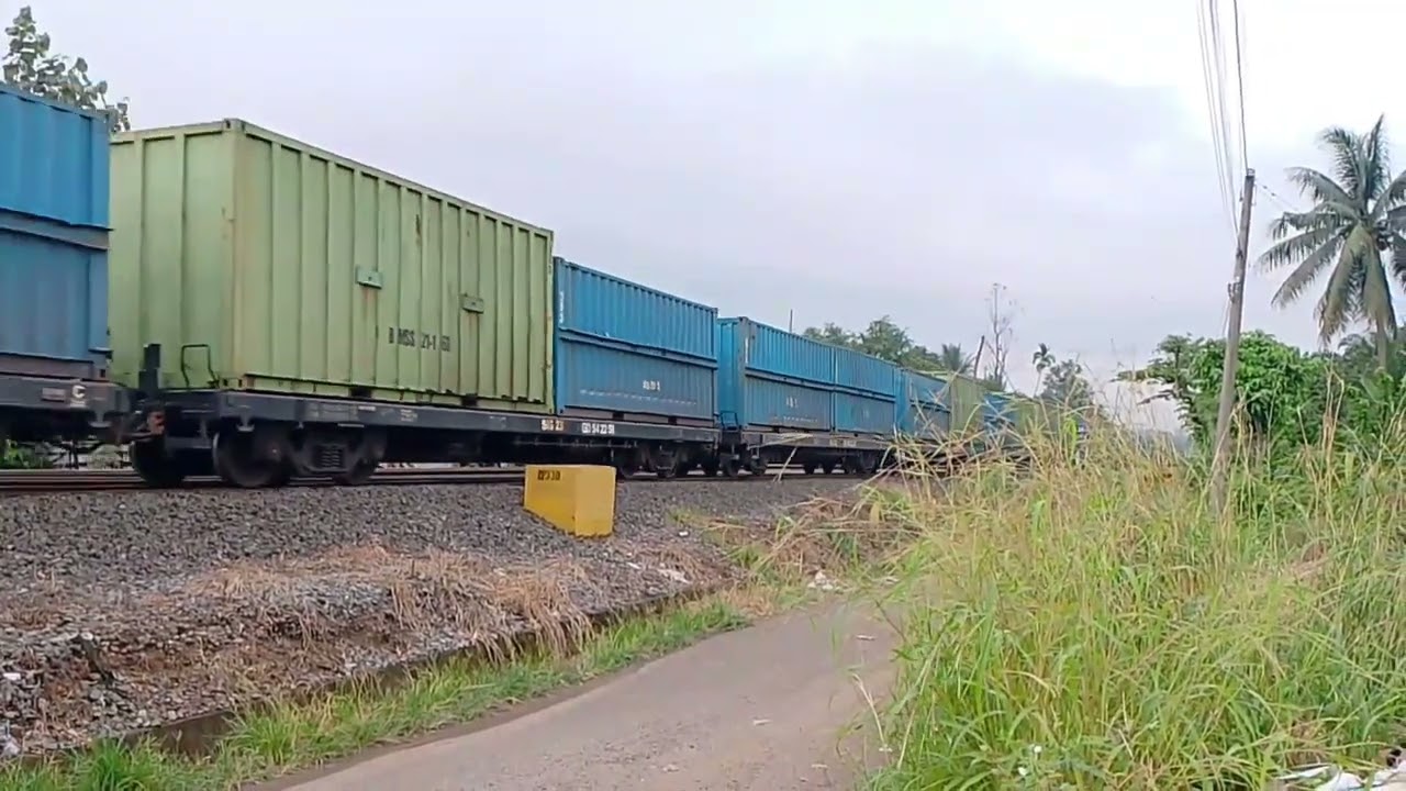 HUNTING KERETA API PENUMPANG SAMA KERETA API BARANG