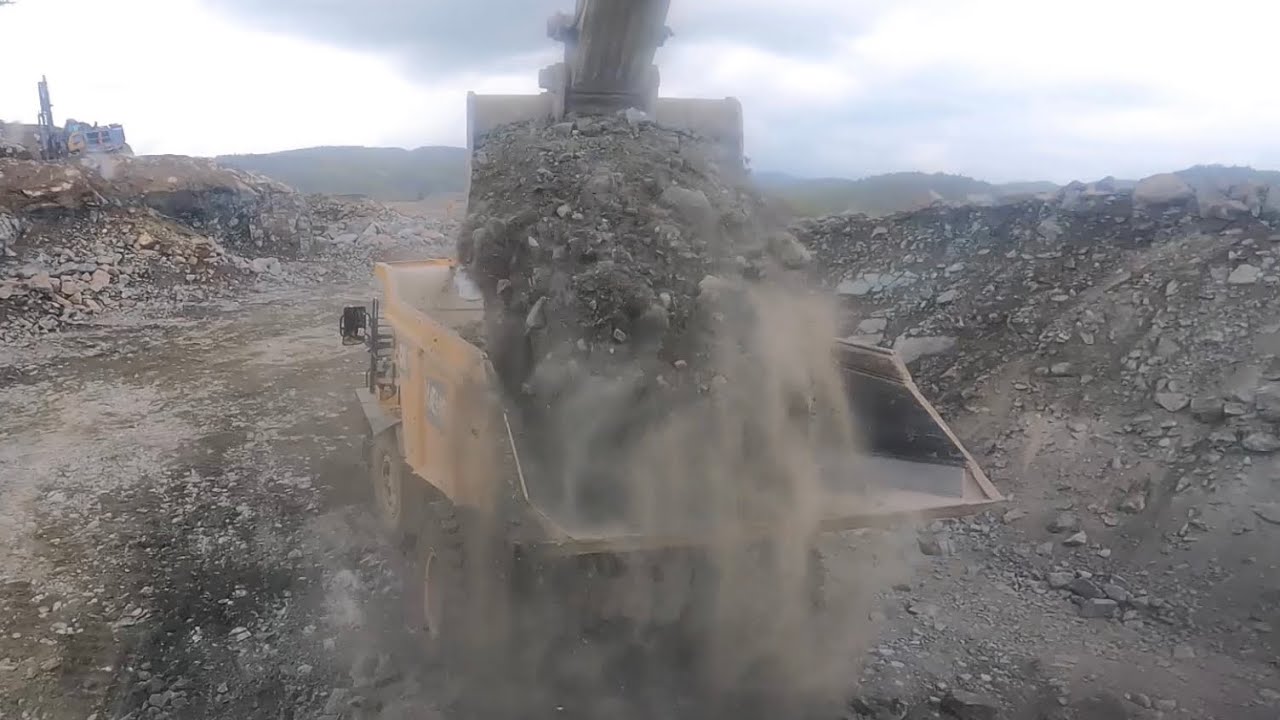 PURE-POWDER-PLEASURE!!😍 Cat 390F (operator😄), thriving while loading up a 💥powder pile!!💥