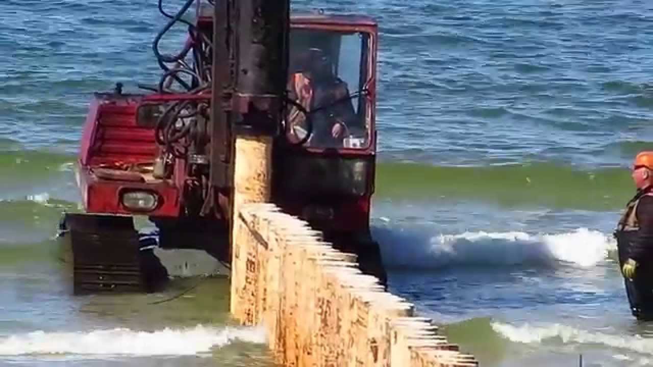 Wbijanie pali na plaży w Ustce