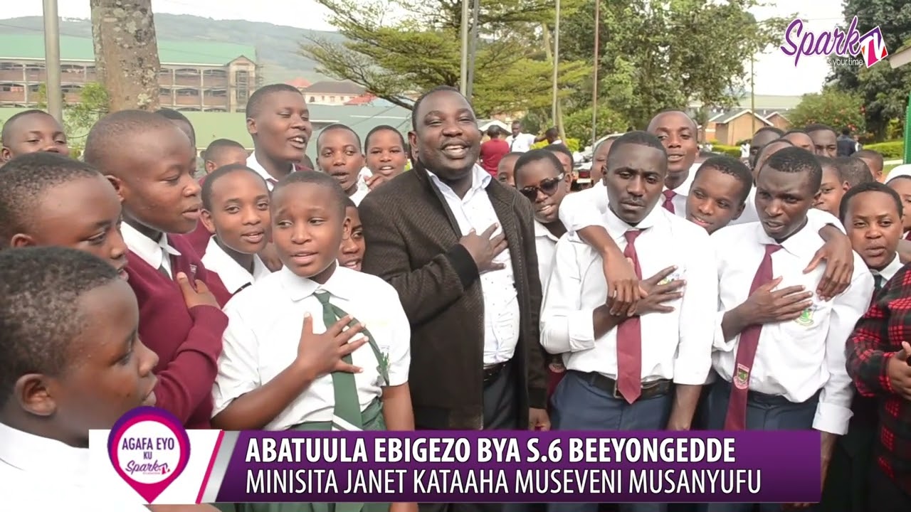 EBIGEZO BYA S.6 BEEYONGEDDE: Minisita Janet Kataha Museveni musanyufu