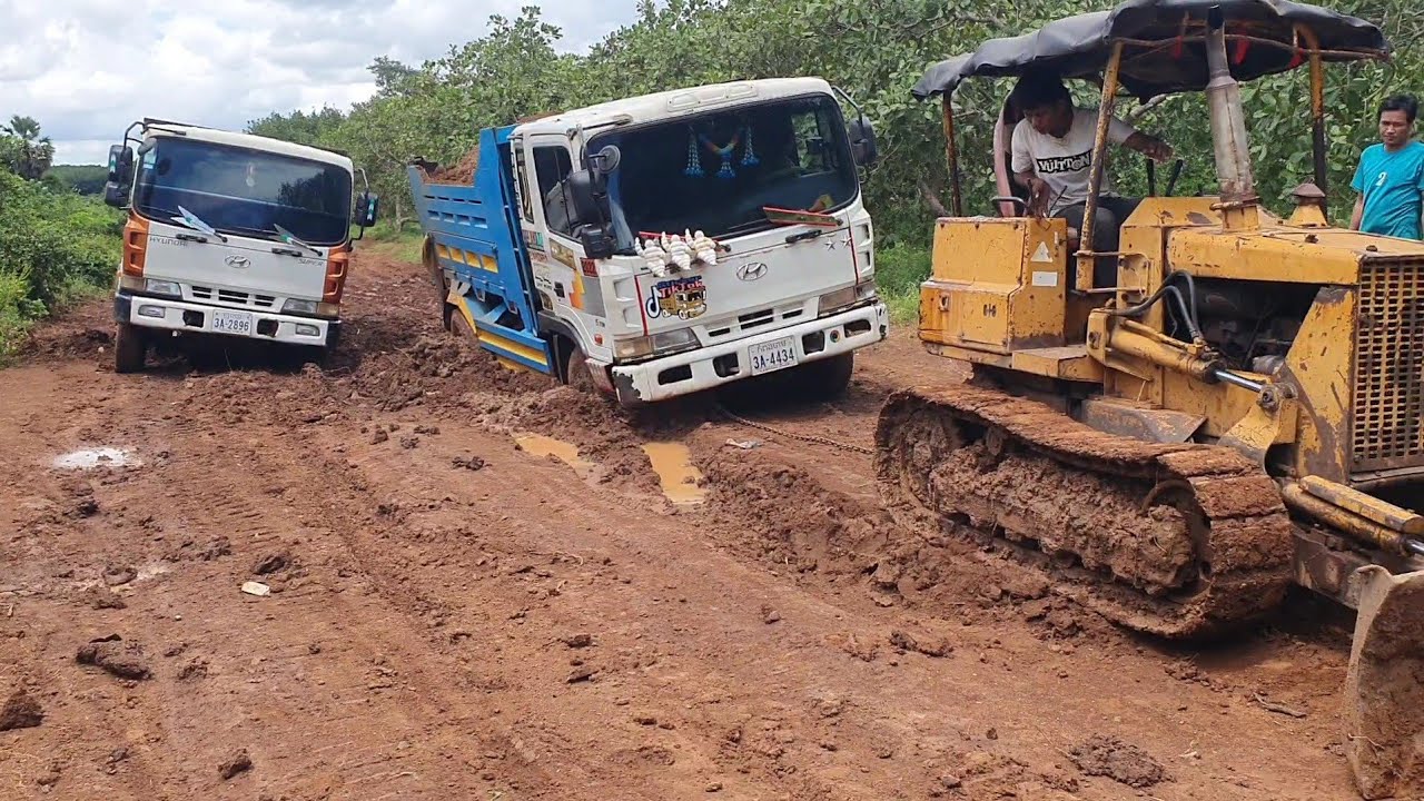 ឡានប៉ែនដឹកដីជាប់ផុង | Hyundai Dump Truck Stuck In Mud Recovery Bulldozer