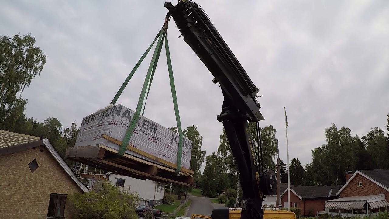 Volvo FH500 PK34002-sh Delivering rooftiles with straps