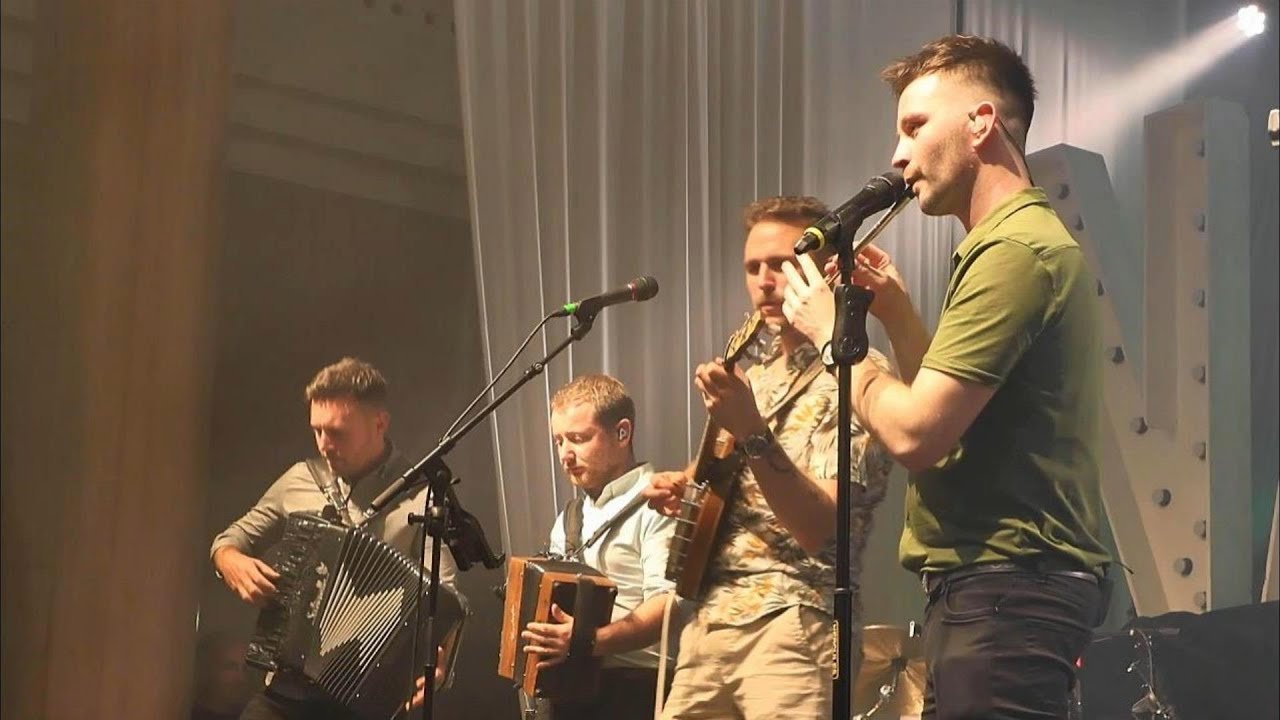 Nathan Carter & The Tumbling Paddies, Carter On The Costa 2023 - Surprise - The Gambler, Galway Girl