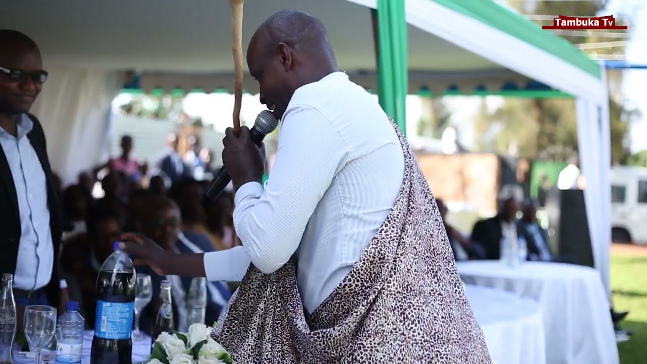 Dore agashya  abatahira bakoze bari kuvuga amazina yinka mubukwe abagande  baratangaye  !!!!!!!!