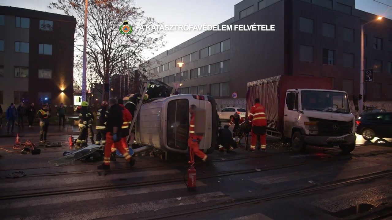 Összeütközött egy kisteherautó és egy mikrobusz a XI. kerületben