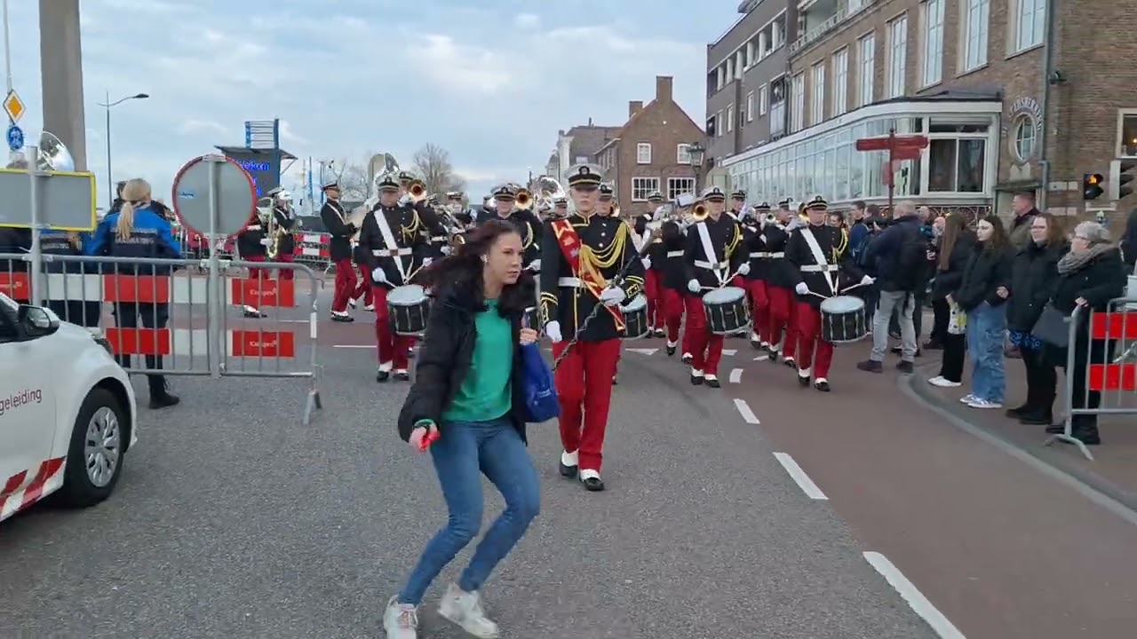 S&D Oranje IJsselmuiden over de Stadsbrug richting opening Sail Kampen 2024.