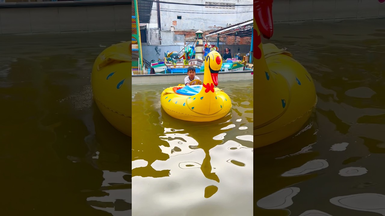 🌊🦆 Yellow duck inflatable ride is super exciting, twirling round and round in the pool!