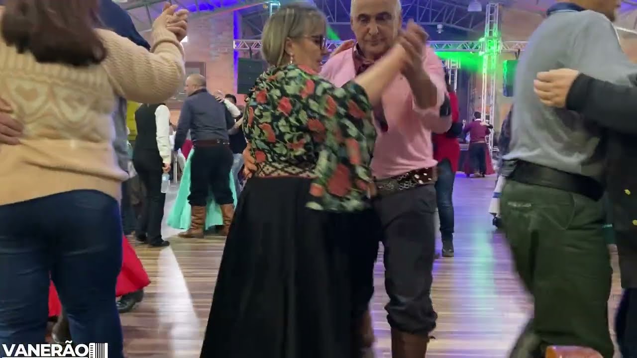 Uma seleção de musicas bem gaúchas no baile do CTG Os Carreteiros em Caxias do Sul RS-Grupo Vanerão