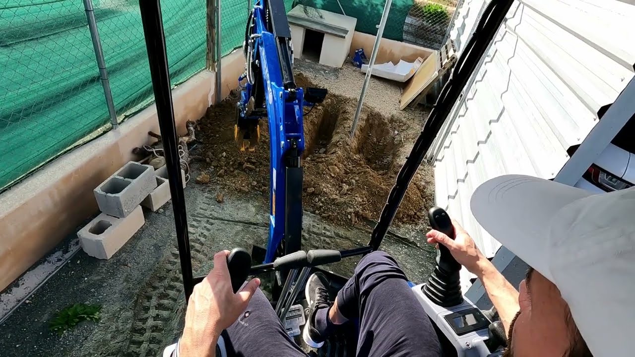Desenterrar Postes con Mini Excavadora (SALE MAL)