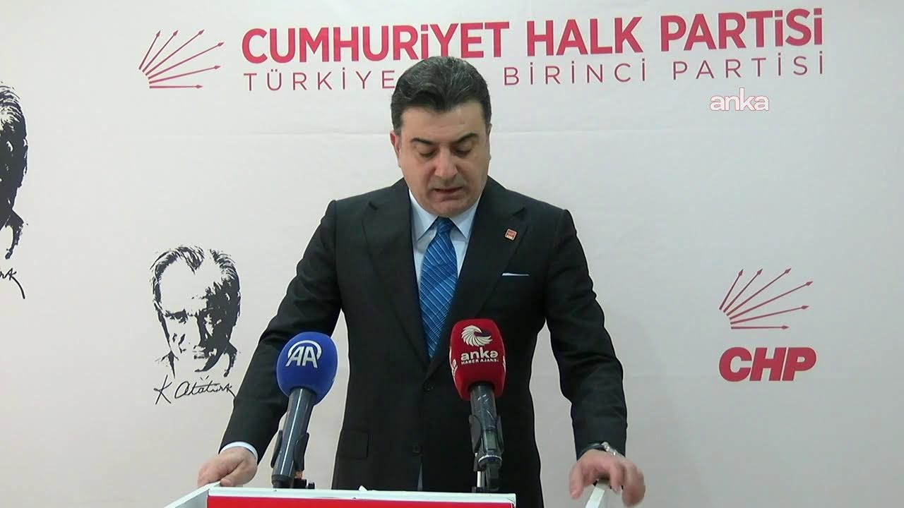 CHP Parti Sözcüsü Zeynel Emre, partisinin Bağcılar İlçe Başkanlığı'nda açıklama yapıyor / İstanbul