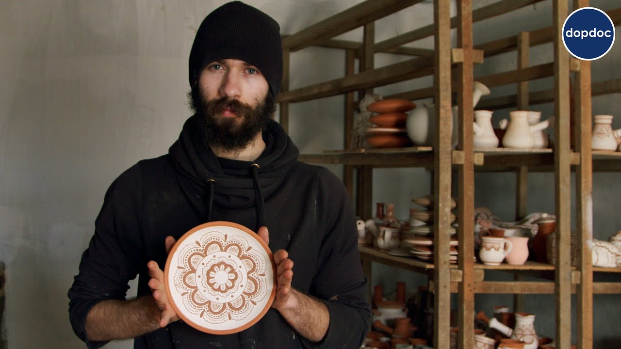 Process of Ukrainian ceramic plates production by a potter