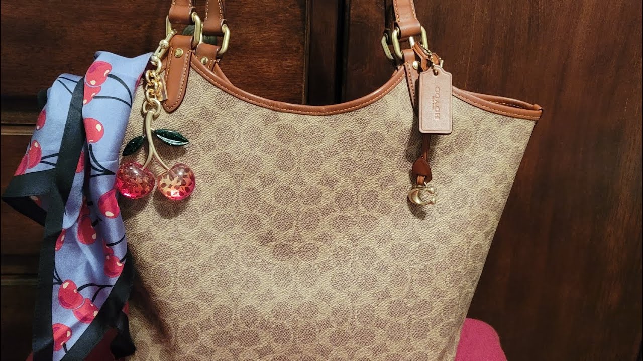 Wimb•Coach Day Tote in Signature Tan Rust 🍒 #coach #handbags #simplydee