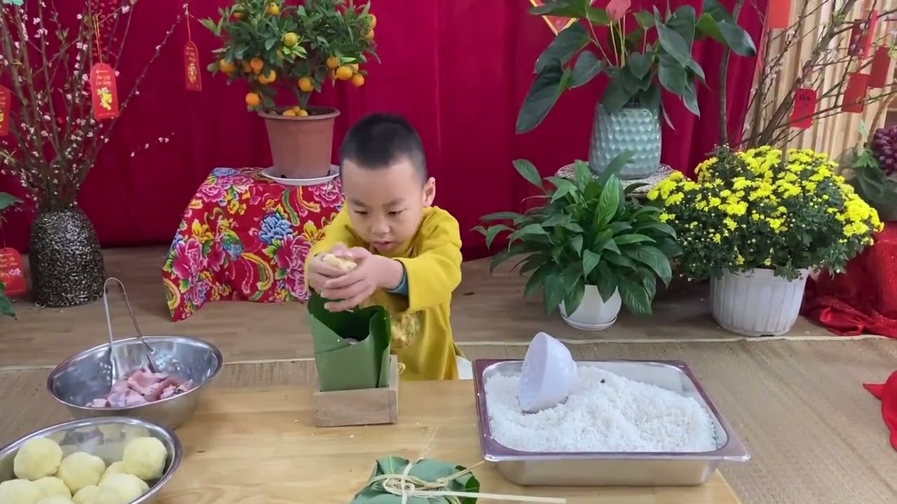 Bé trải nghiệm gói bánh chưng - Lớp Mon Lớn 3