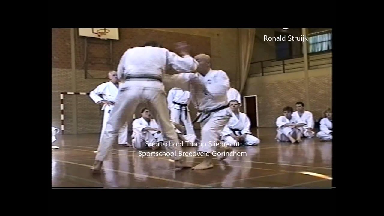 karate Wado Ryu Tatsuo Suzuki démontre l'esquive du corps en 1996 présenté par Budo Attitude