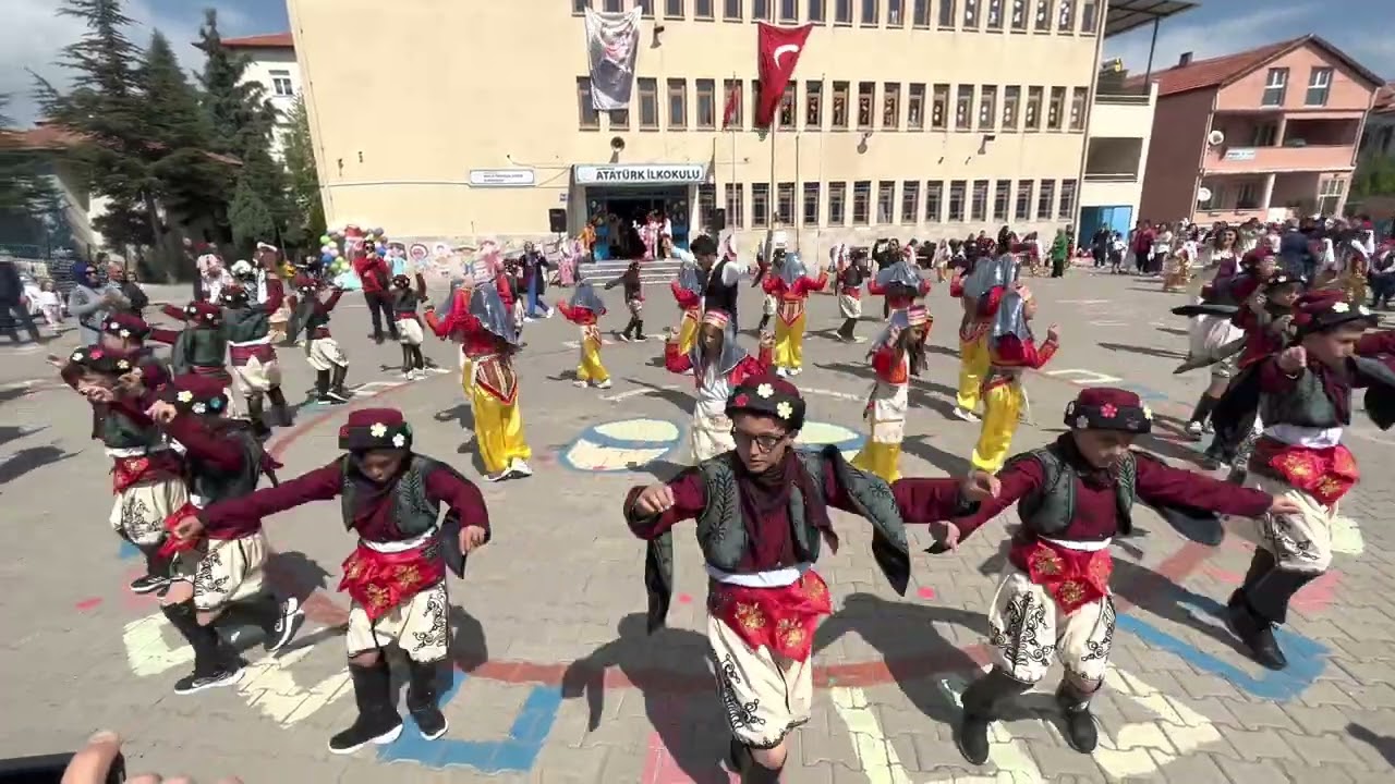 Kula Atatürk İlkokulu 4. Sınıflar Çökertme ve İslamoglu Zeybekleri 23 Nisan Gösteri