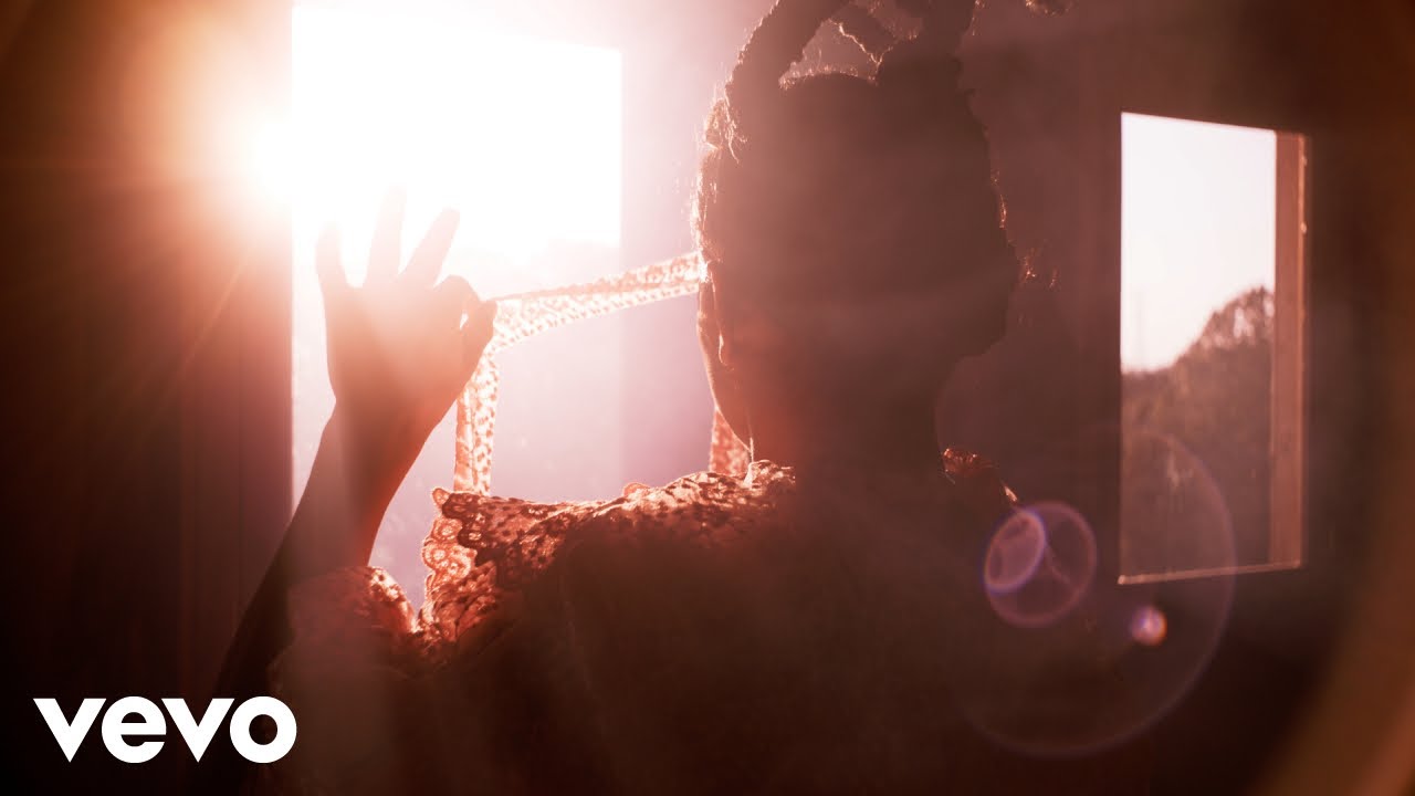 Bomba Est&eacute;reo - Tierra (Official Video)