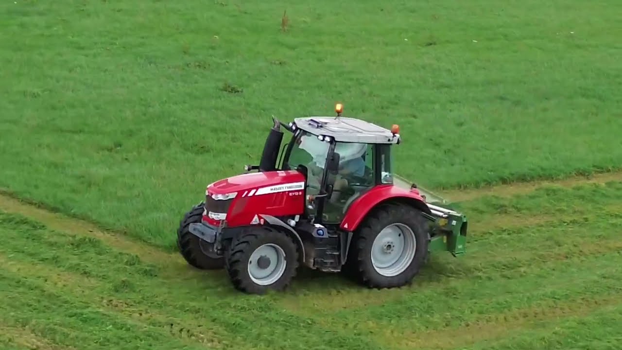Чарли Меллор стрижёт газон с помощью Massey Ferguson 6615 + газонокосилки KRONE