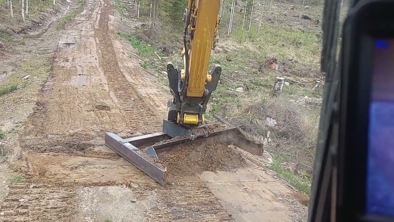 Metsäautotien polkemista ja lanausta Komatsu Pc170 lc vm.2022 omavalmiste tasaus lanalla. 2/2