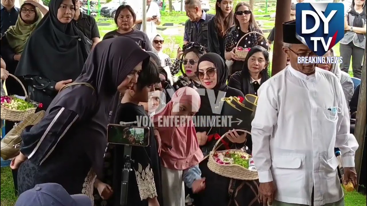 TANGIS VENNA MELINDA PECAH SAAT MENGHANTARKAN AYAHANDA TERCINTA KE TEMPAT PERISTIRAHATAN TERAKHIR