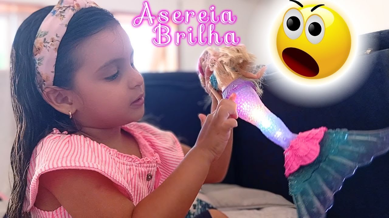 LAURINHA CUIDANDO DA SUA BONECA SEREIA BRILHANTE