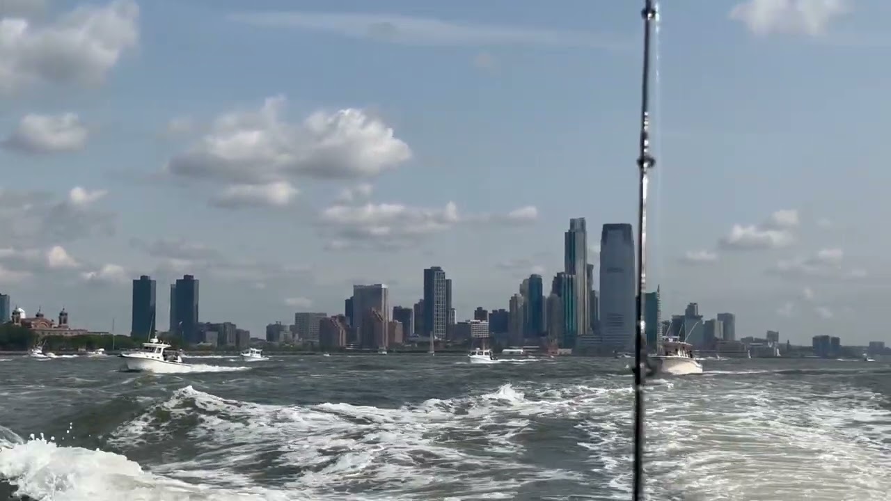 The fleet heads out for the 2023 Manhattan Cup