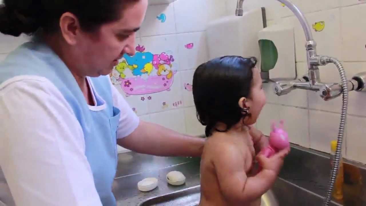 Hora do banho na creche: cuidados essenciais para higiene e autonomia do bebê