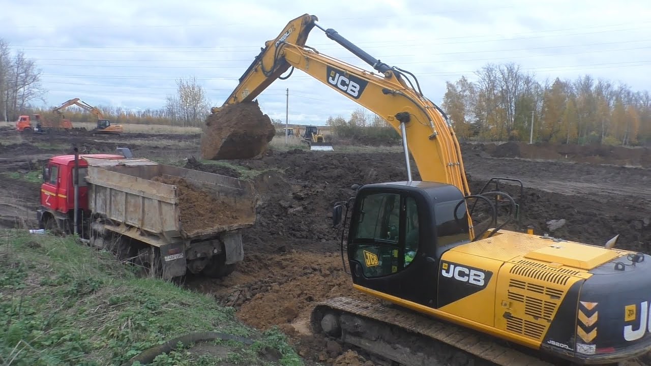 Экскаватор JCB JS200LC грузит самосвалы Камаз и Татра